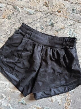 Lululemon hotty hot LR 4” short